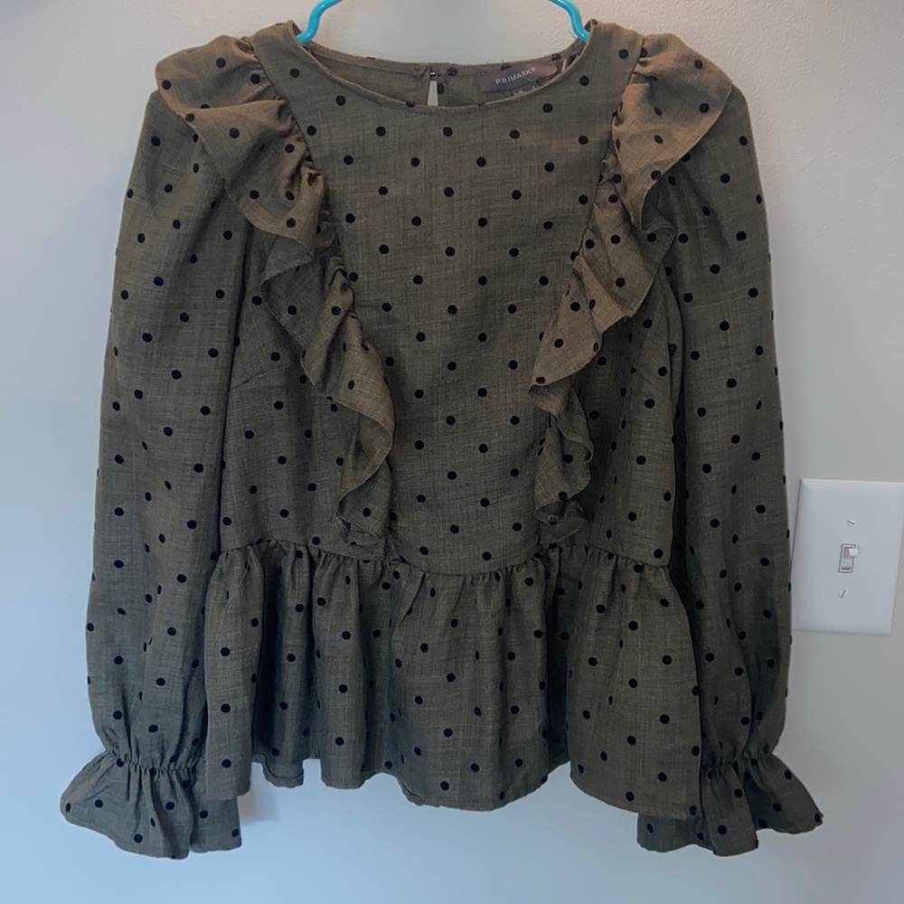 Green blouse with black polka dots & fun ruffles from Primark! Size 4